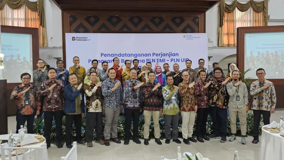 Foto bersama usai penyerahan Renewable Energy Certificate (REC) dari PT Energi Manajemen Indonesia (PLN EMI) di Gedung PLN UID Jawa Barat, kemarin (Sumber: Dok. Telkom)