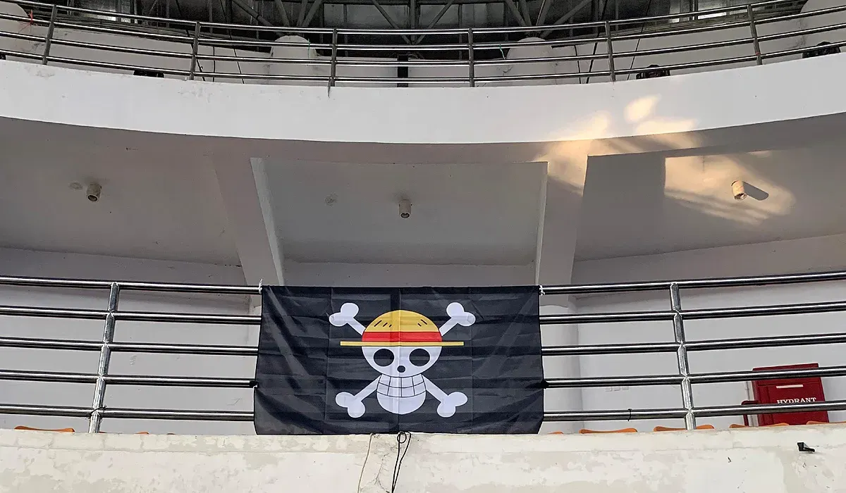 Bendera One Piece dipasang di GOR Laga Satria, Pakansari, Kabupaten Bogor, pada Sabtu 2 Agustus 2025. (Sumber: Istimewa)