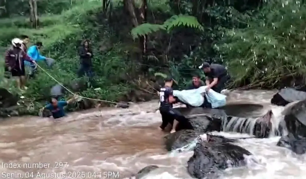 Petugas dari BPBD Kabupaten Bogor saat mengevakuasi jasad korban hanyut di bantaran Kali Cirangrang, Senin, 4 Agustus 2025. (Sumber: Dok BPBD Kabupaten Bogor)