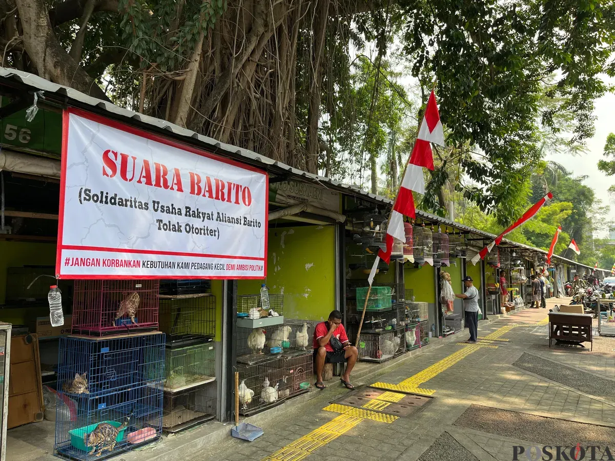 Sejumlah pedagang Pasar Barito, Kebayoran Baru, Jakarta Selatan, masih bertahan meski sudah diperingatkan untuk pindah, Minggu, 3 Agustus 2025. (Sumber: Poskota/Pandi Ramedhan)