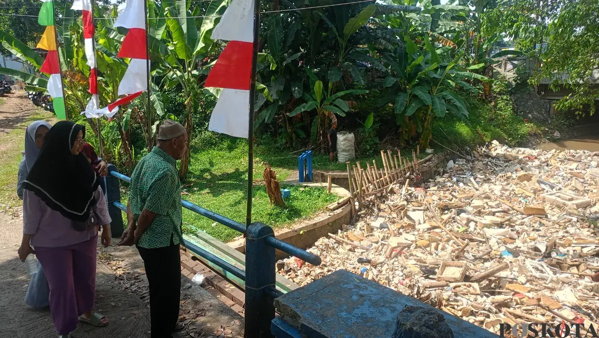 Tumpukan sampah di Kali Baru, Kelurahan Pabuaran, Kecamatan Cibinong, Kabupaten Bogor. Sampah tersebut terbawa arus air yang deras karena hujan lebat yang melanda Bogor kemarin sore hingga malam. (Sumber: Poskota/Giffar Rivana)