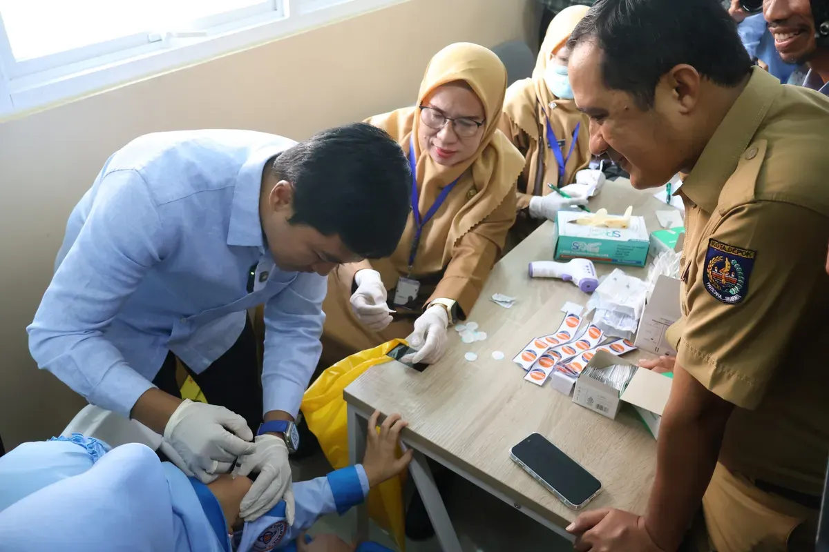 Wemenkes RI, Dante Saksono Harbuwonomembuka program Cek Kesehatan Gratis siswa Sekolah Dasar Prestasi Global, Kota Depok, Senin, 4 Juli 2025. (Sumber: Dok. Humas Pemkot Depok)