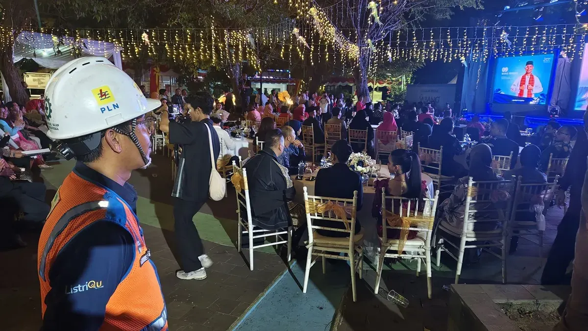 Petugas PLN siaga langsung di Lokasi Acara Malam Final Abang None Kepulauan Seribu guna memastikan keandalan layanan kelistrikan. (Sumber: Dok. PLN UID Jakarta Raya)