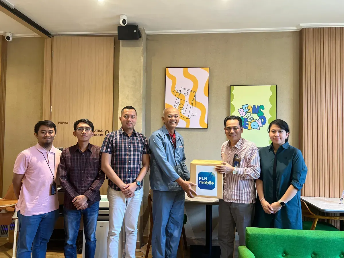 PLN UID Jakarta Raya memberikan kenang-kenangan kepada Manager GA dan HR PT Wahana Garuda Indonesia, Gindo Sirait (Sumber: Dok. PLN UID Jakarta Raya)