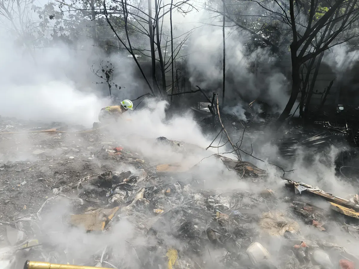 Kebakaran barang bekas nyaris melahap bangunan bedeng di Kelapa Gading, Jakut, Rabu, 5 Agustus 2025. (Sumber: Damkar)