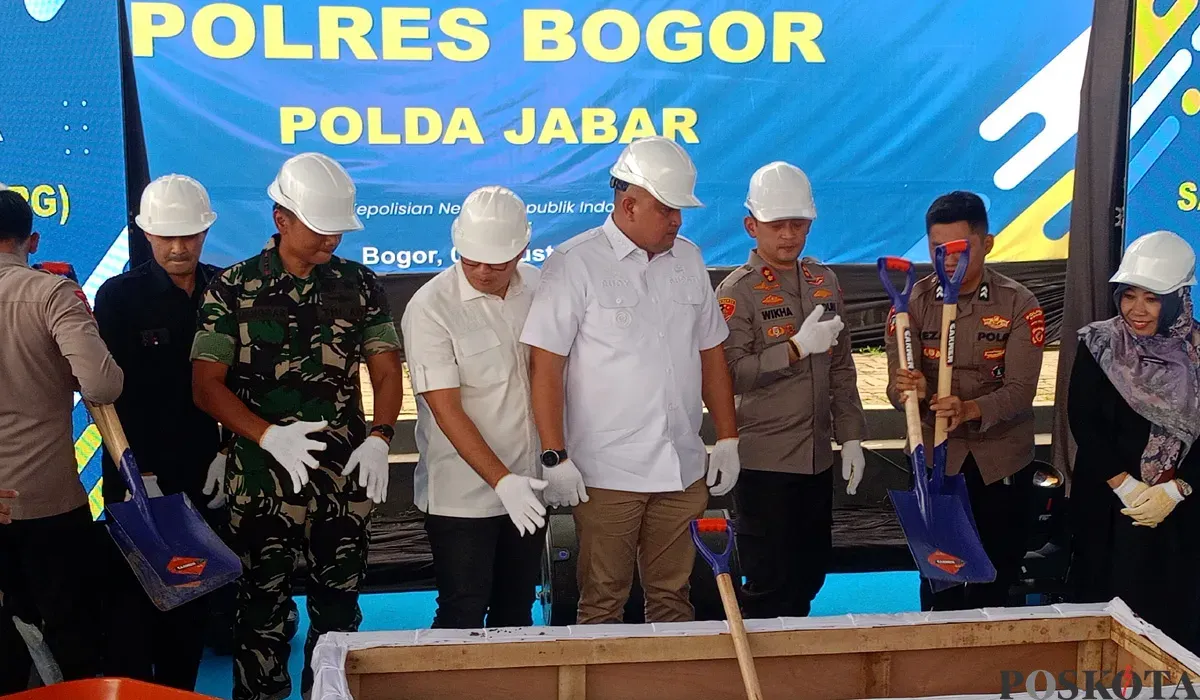 Bupati Bogor, Rudy Susmanto (tengah) saat melakukan peletakan batu pertama pembangunan dapur SPPG di Kelurahan Cimandala, Rabu, 6 Agustus 2025. (Sumber: POSKOTA | Foto: Giffar Rivana)