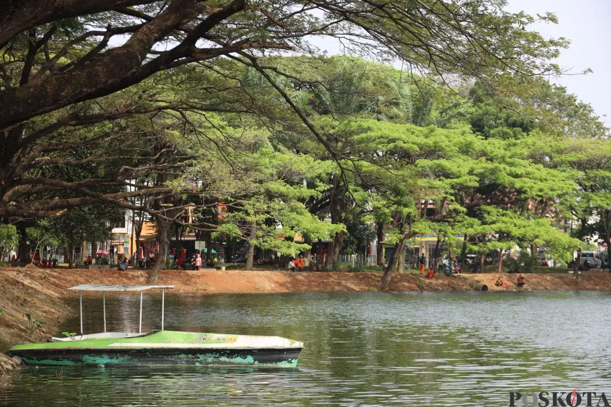 Suasana Dermaga Danau Duta Harapan di Kelurahan Harapan Baru, Kecamatan Bekasi Utara, yang baru diresmikan, Jumat, 8 Agustus 2025. (Sumber: Poskota/Nurpini Aulia Rapika)