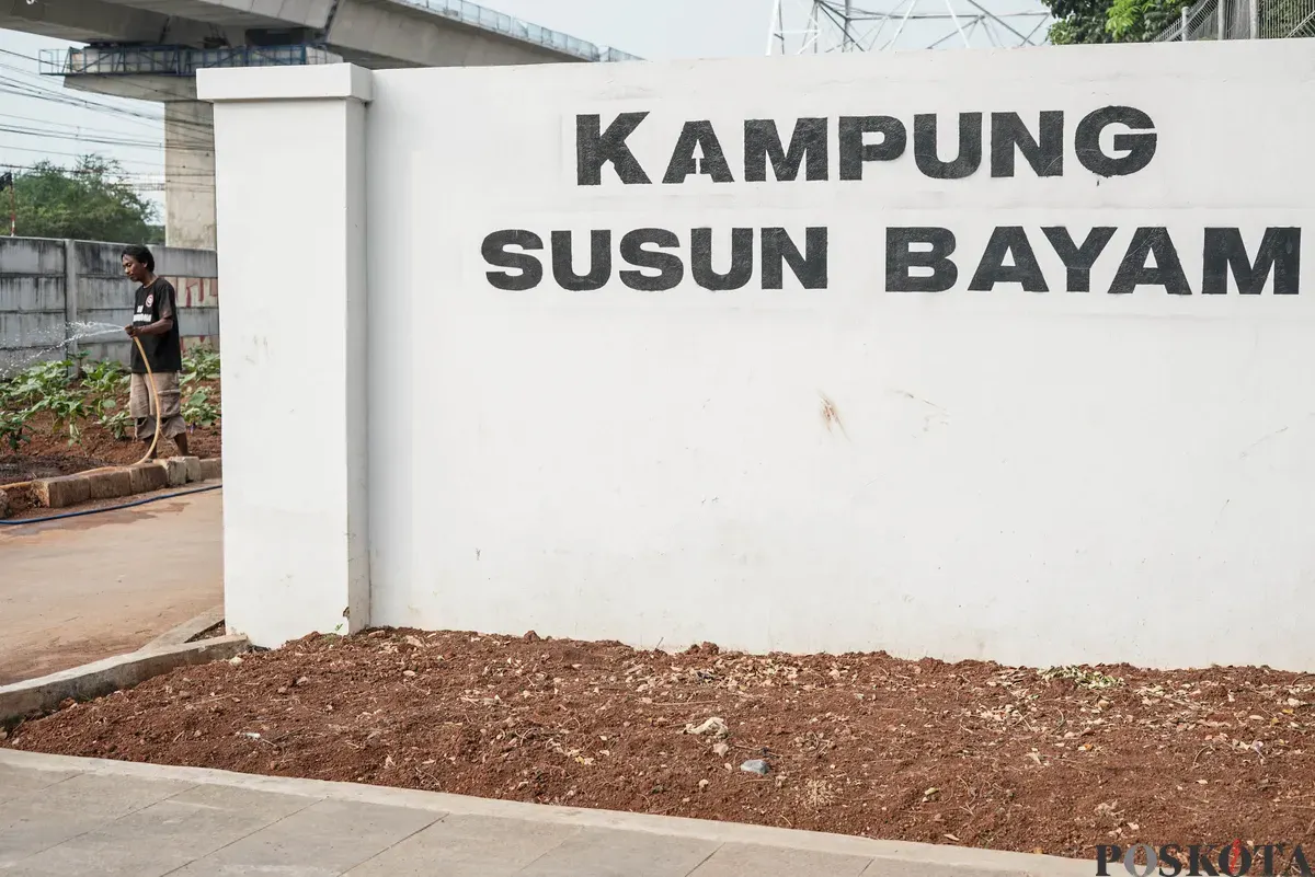 Warga merawat tanaman terong di lahan pertanian perkotaan di kawasan Kampung Susun Bayam, Tanjung Priok, Jakarta, Kamis, 7 Agustus 2025. (Sumber: Poskota/Bilal Nugraha Ginanjar)
