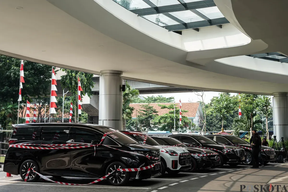 Jurnalis merekam sejumlah mobil sitaan penyidik Jaksa Agung Muda Bidang Tindak Pidana Khusus (Jampidsus) di Kejaksaan Agung, Jakarta, Selasa, 5 Agustus 2025. (Sumber: Poskota/Bilal Nugraha Ginanjar)
