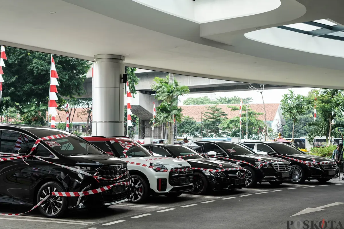 Jurnalis merekam sejumlah mobil sitaan penyidik Jaksa Agung Muda Bidang Tindak Pidana Khusus (Jampidsus) di Kejaksaan Agung, Jakarta, Selasa, 5 Agustus 2025. (Sumber: Poskota/Bilal Nugraha Ginanjar)