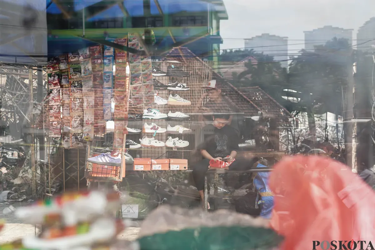 Pedagang menata dagangan di Pasar Taman Puring, Jakarta, Selasa, 5 Agustus 2025. (Sumber: Poskota/Bilal Nugraha Ginanjar)
