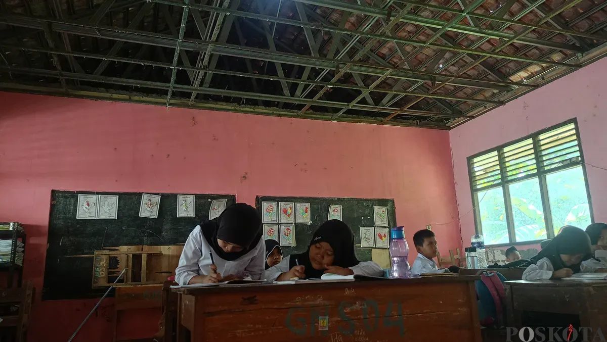 Kondisi sekolah SDN Gunungsari 04 di Kampung Tonggoh, Desa Gunungsari, Kecamatan Citeureup, memperlihatkan. Bangunan yang sudah tua menjadi penyebab kerusakan gedung sekolah. (Sumber: Poskota/Giffar Rivana)