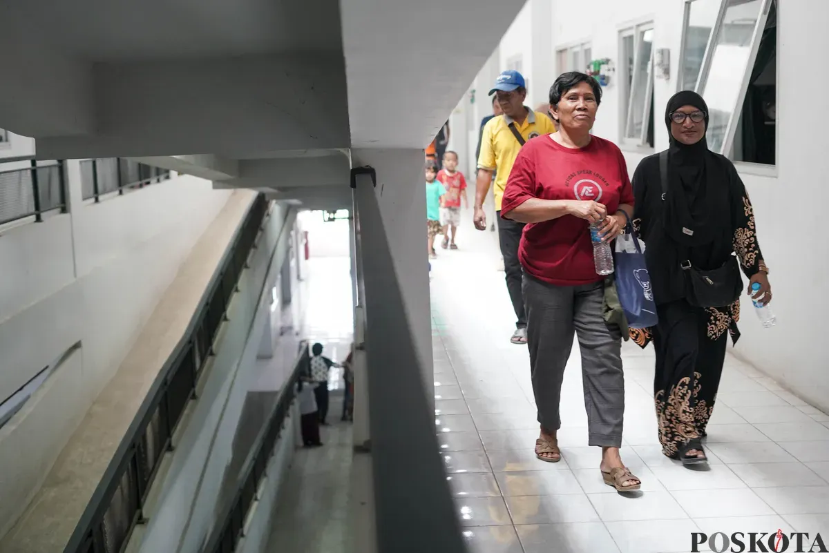 Sejumlah warga Kampung Bayam membawa barang untuk pindah ke Kampung Susun Bayam, Tanjung Priok, Jakarta Utara, Kamis, 7 Agustus 2025. (Sumber: Poskota/Bilal Nugraha Ginanjar)
