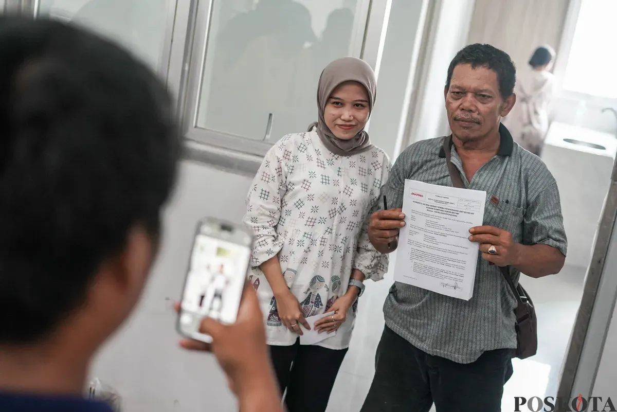 Sejumlah warga Kampung Bayam membawa barang untuk pindah ke Kampung Susun Bayam, Tanjung Priok, Jakarta Utara, Kamis, 7 Agustus 2025. (Sumber: Poskota/Bilal Nugraha Ginanjar)