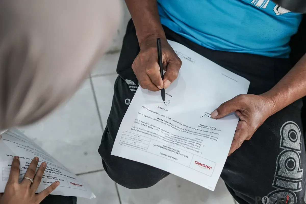 Sejumlah warga Kampung Bayam membawa barang untuk pindah ke Kampung Susun Bayam, Tanjung Priok, Jakarta Utara, Kamis, 7 Agustus 2025. (Sumber: Poskota/Bilal Nugraha Ginanjar)