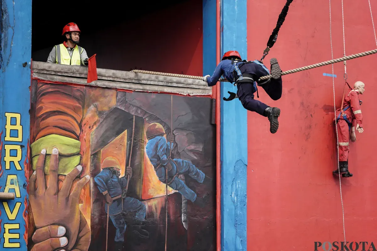 Sejumlah petugas pemadam kebakaran mengikuti kompetisi Jakarta Fire Fighter Challenge (JFFC) 2025 di Pusdiklat Gulkarmat, Ciracas, Jakarta, Senin, 11 Agustus 2025.