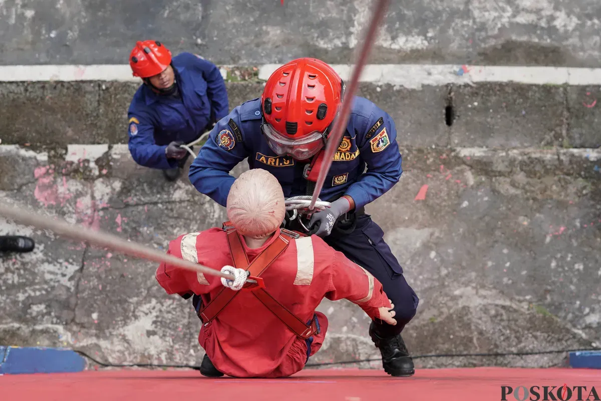 Sejumlah petugas pemadam kebakaran mengikuti kompetisi Jakarta Fire Fighter Challenge (JFFC) 2025 di Pusdiklat Gulkarmat, Ciracas, Jakarta, Senin, 11 Agustus 2025. (Sumber: Poskota/Bilal Nugraha Ginanjar)