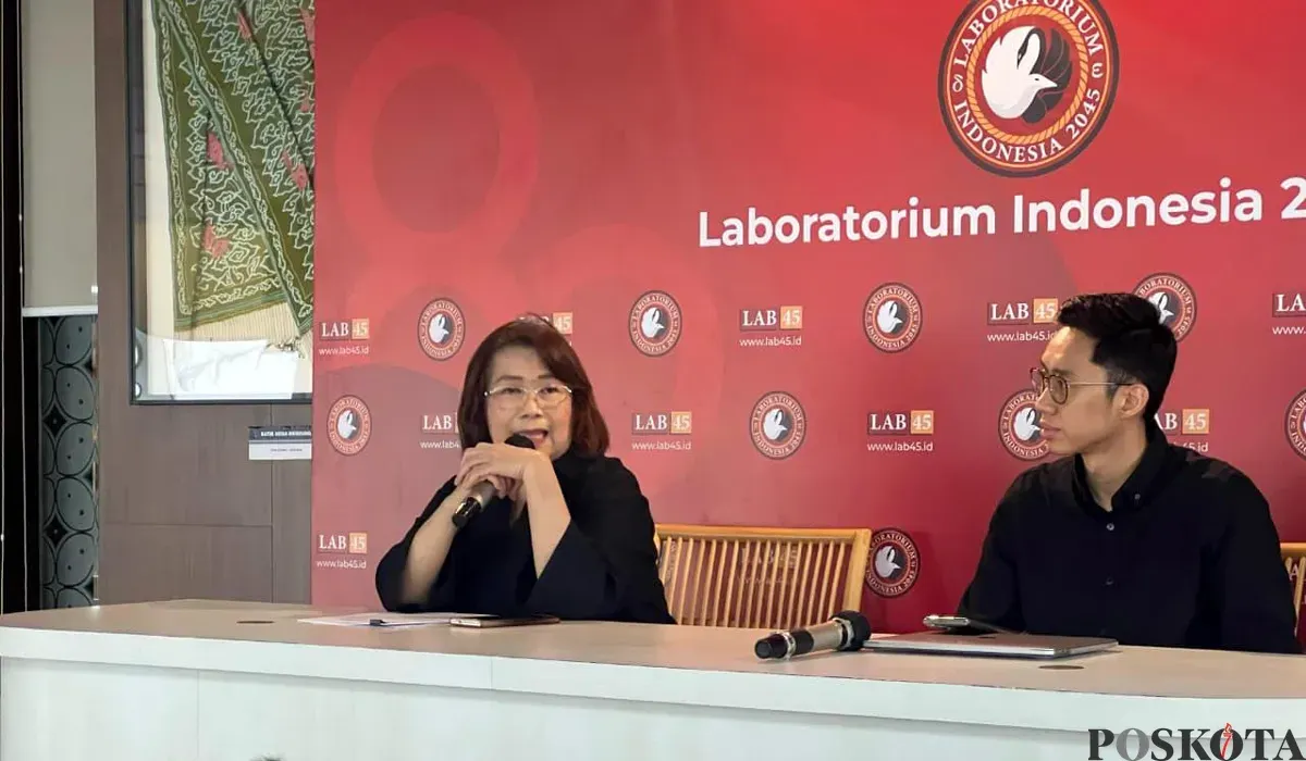 Kepala LAB 45, Jaleswari Pramodhawardani (kiri) saat jumpa pers di Perpustakaan Nasional, Jakarta, Selasa, 12 Agustus 2025. (Sumber: POSKOTA | Foto: Pandi Ramedhan)