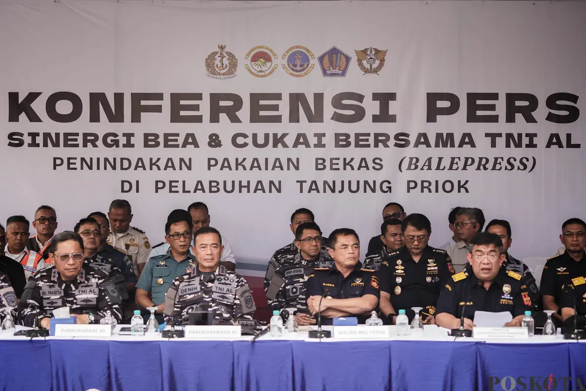 Barang bukti pakaian bekas saat konfrensi pers penindakan ballpres di Pelabuhan Tanjung Priok, Kamis, 14 Agustus 2025. (Sumber: Poskota/Bilal Nugraha Ginanjar)