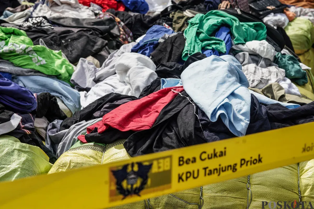 Barang bukti pakaian bekas saat konfrensi pers penindakan ballpres di Pelabuhan Tanjung Priok, Kamis, 14 Agustus 2025. (Sumber: Poskota/Bilal Nugraha Ginanjar)