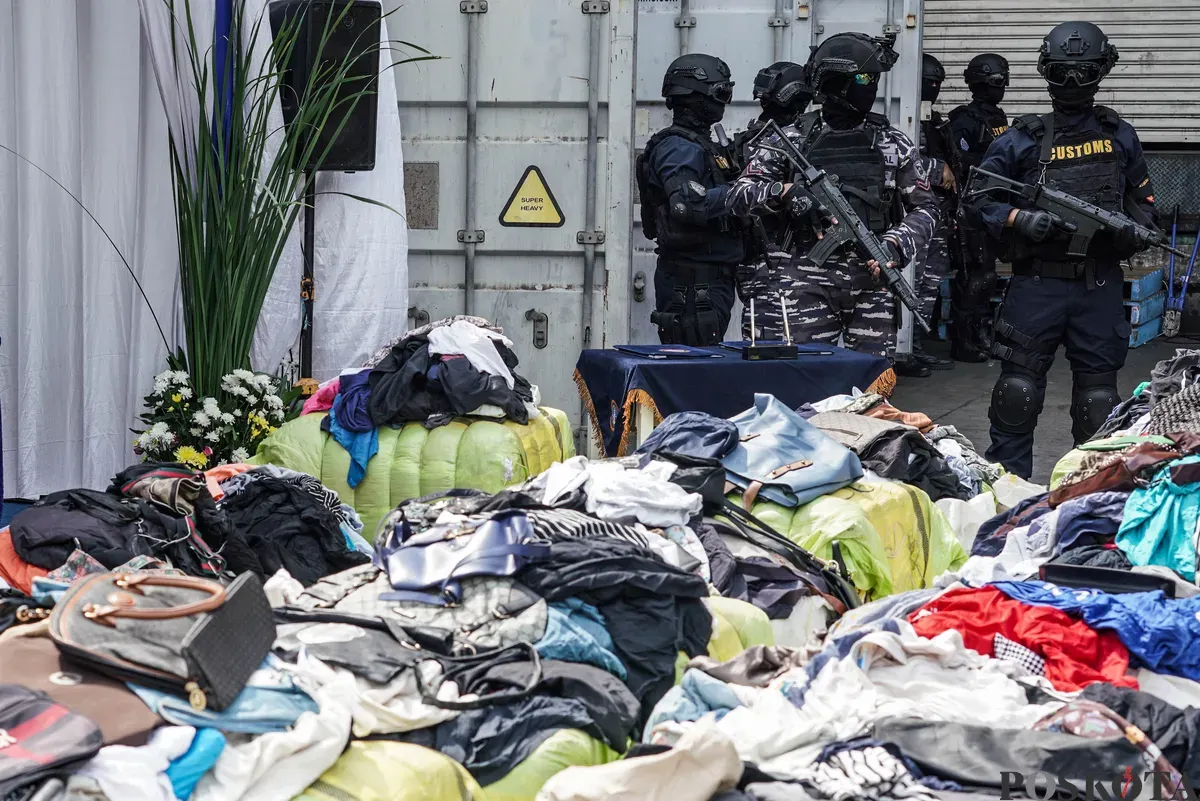 Barang bukti pakaian bekas saat konfrensi pers penindakan ballpres di Pelabuhan Tanjung Priok, Kamis, 14 Agustus 2025. (Sumber: Poskota/Bilal Nugraha Ginanjar)