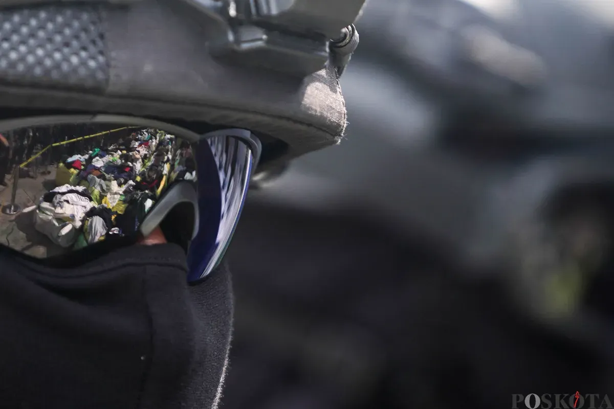 Barang bukti pakaian bekas saat konfrensi pers penindakan ballpres di Pelabuhan Tanjung Priok, Kamis, 14 Agustus 2025. (Sumber: Poskota/Bilal Nugraha Ginanjar)