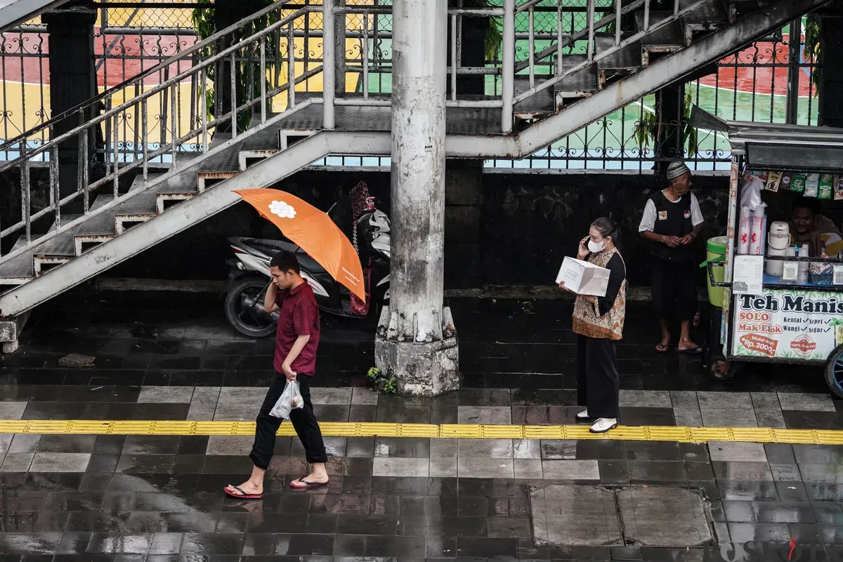 Sejumlah pengendara sepeda motor menerobos hujan di Jalan Salemba, Jakarta, Selasa, 12 Agustus 2025. Badan Meteorologi, Klimatologi, dan Geofisika (BMKG) memprakirakan hujan ringan di seluruh wilayah Jakarta. (Sumber: Poskota/Bilal Nugraha Ginanjar)