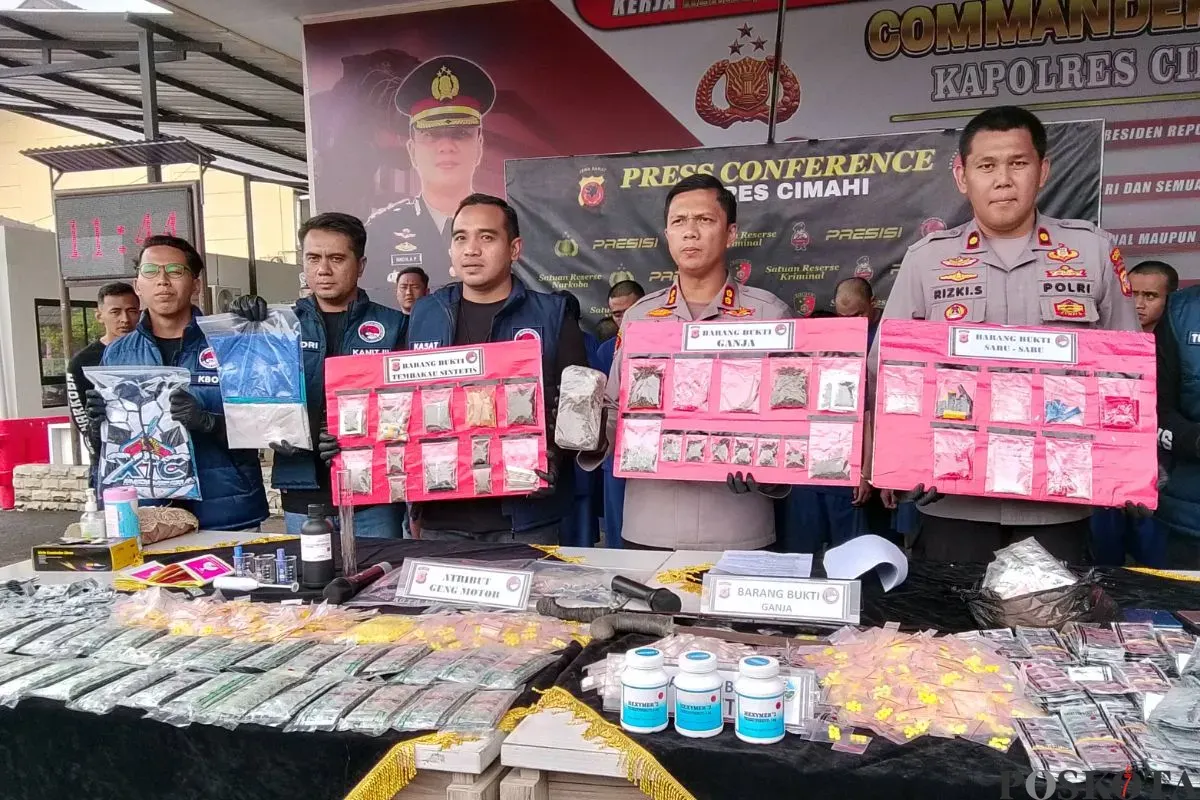 Polres Cimahi melaksanakan gelar perkara ungkap kasus penyalahgunaan narkotika di Mapolres Cimahi, Kelurahan Cigugur Tengah, Kecamatan Cimahi Tengah, Kota Cimahi, Kamis, 14 Agustus 2025. (Sumber: Poskota/Gatot Poedji Utomo)