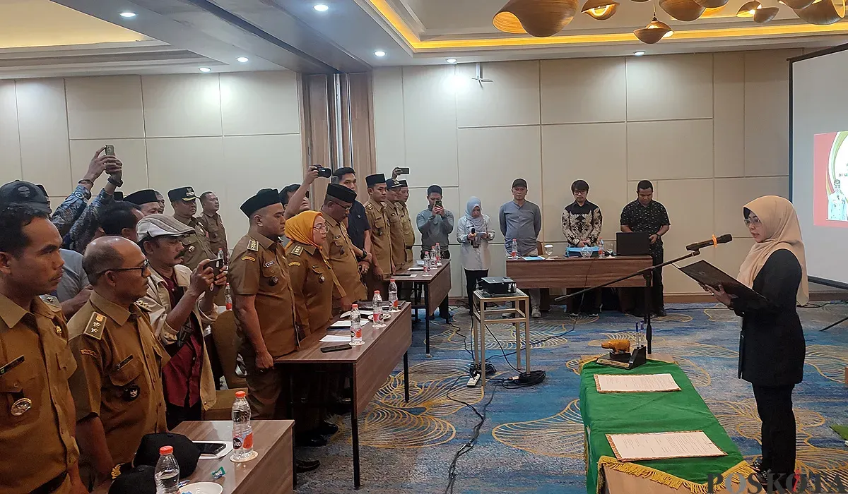 Bupati Pandeglang, Dewi Setiani, mengukuhkan 102 mantan kades untuk kembali menjabat selama 2 tahun pada Kamis, 14 Agustus 2025. (Sumber: POSKOTA | Foto: Samsul Fatoni)