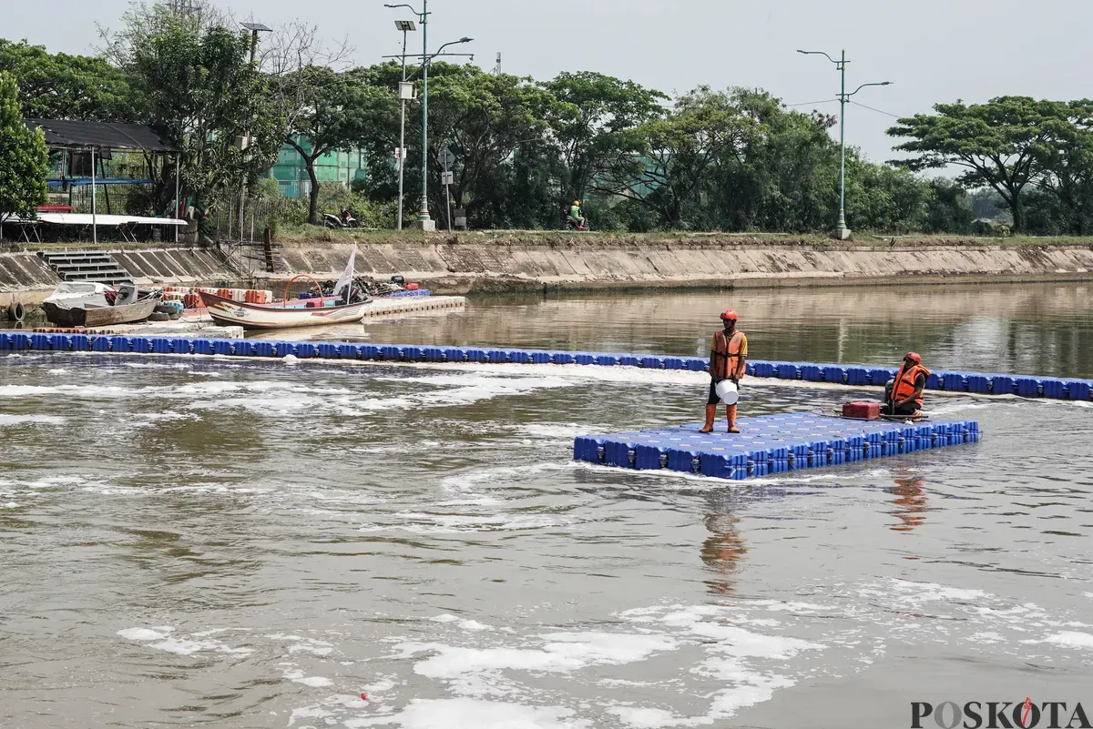 Petugas menyemprotkan air saat simulasi penanganan busa di Pintu Air Weir 3 Marunda, Kanal Banjir Timur (KBT), Jakarta Utara, Rabu, 13 Agustus 2025. (Sumber: Poskota/Bilal Nugraha Ginanjar)