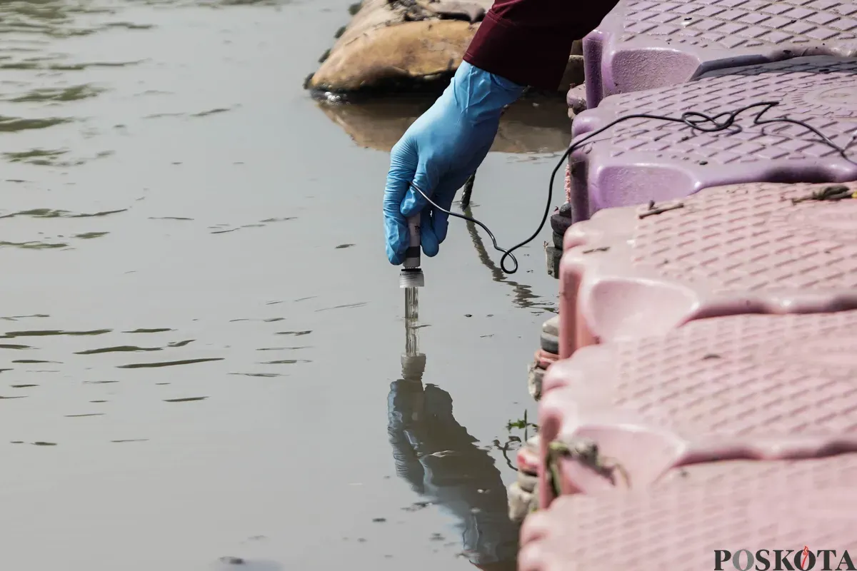 Petugas menyemprotkan air saat simulasi penanganan busa di Pintu Air Weir 3 Marunda, Kanal Banjir Timur (KBT), Jakarta Utara, Rabu, 13 Agustus 2025. (Sumber: Poskota/Bilal Nugraha Ginanjar)
