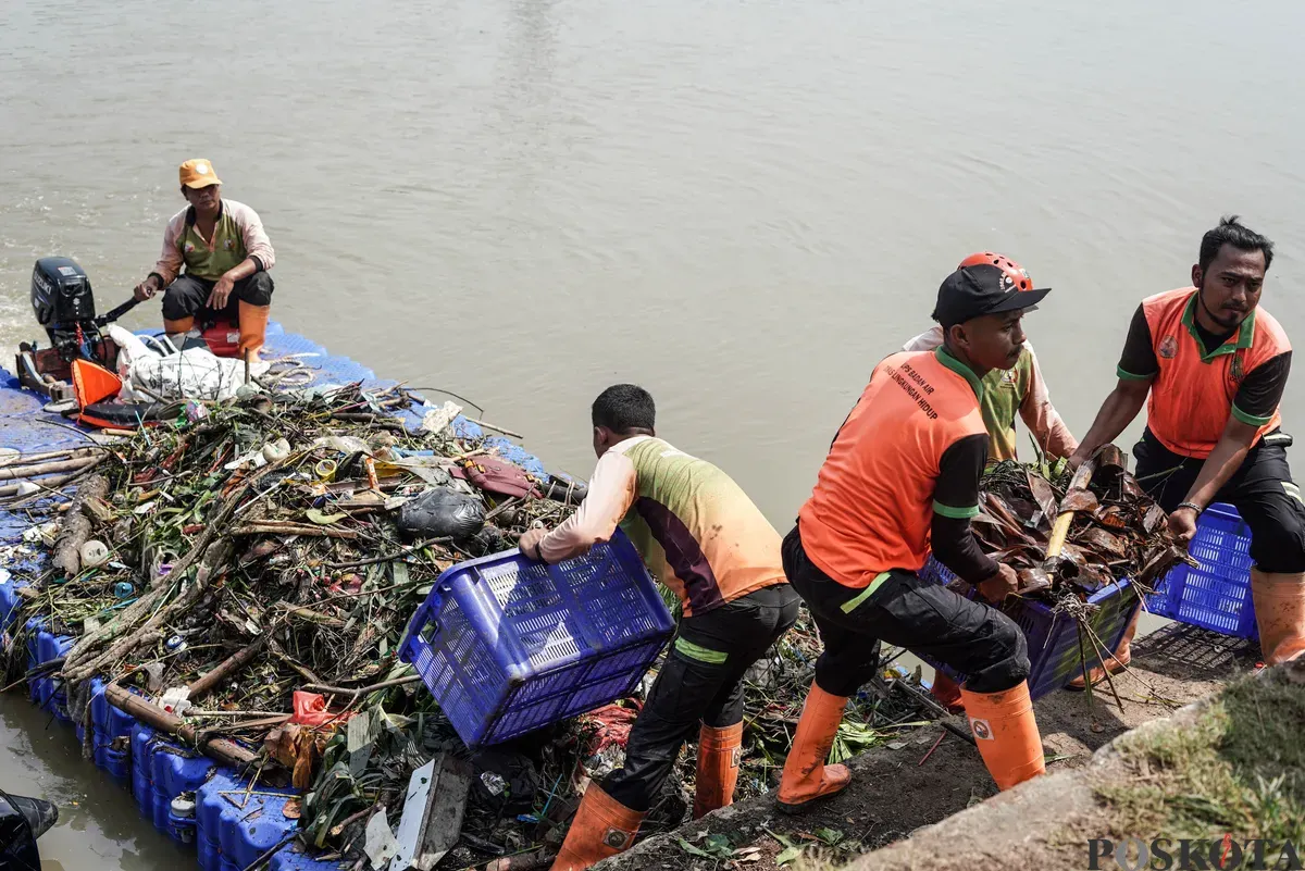 Petugas menyemprotkan air saat simulasi penanganan busa di Pintu Air Weir 3 Marunda, Kanal Banjir Timur (KBT), Jakarta Utara, Rabu, 13 Agustus 2025. (Sumber: Poskota/Bilal Nugraha Ginanjar)