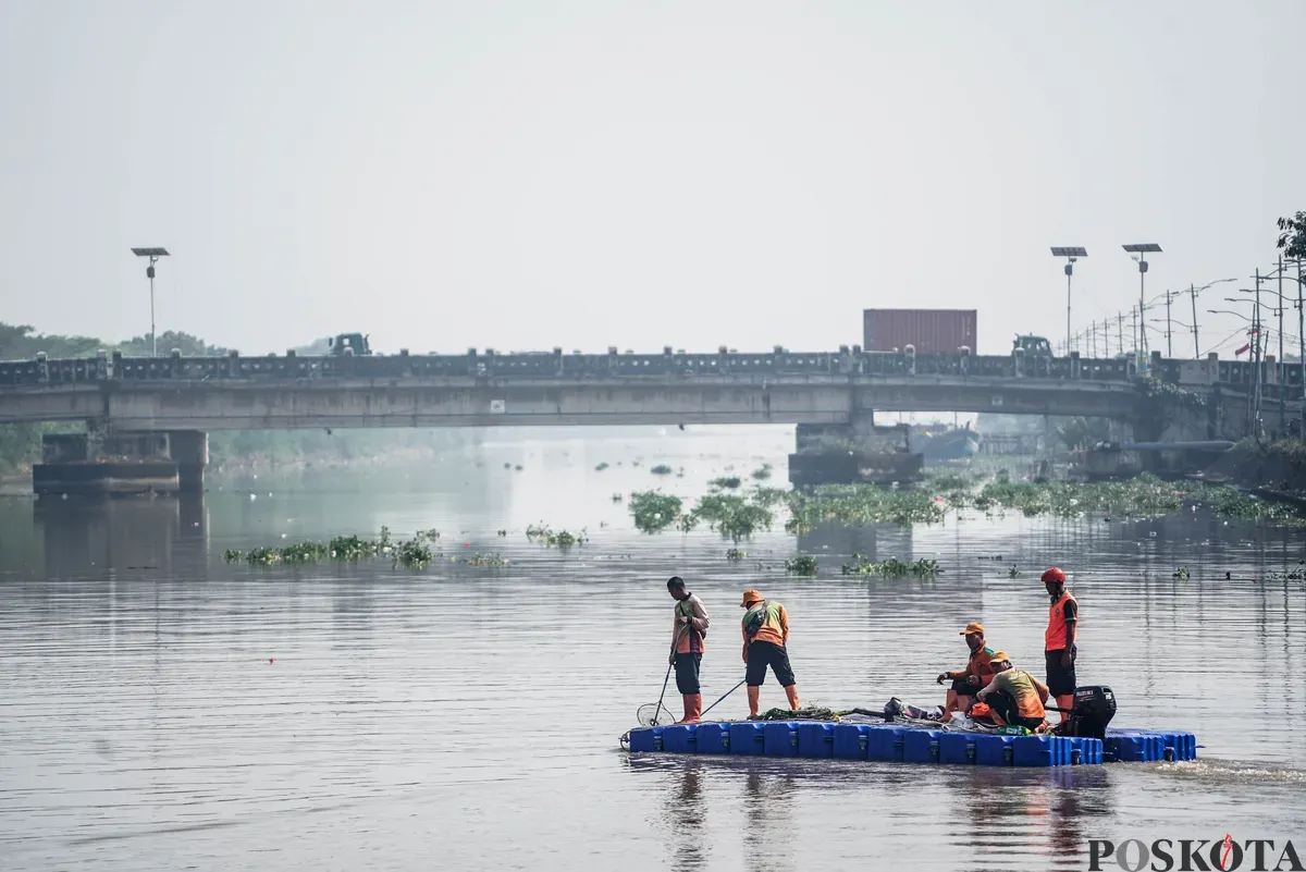Petugas menyemprotkan air saat simulasi penanganan busa di Pintu Air Weir 3 Marunda, Kanal Banjir Timur (KBT), Jakarta Utara, Rabu, 13 Agustus 2025. (Sumber: Poskota/Bilal Nugraha Ginanjar)