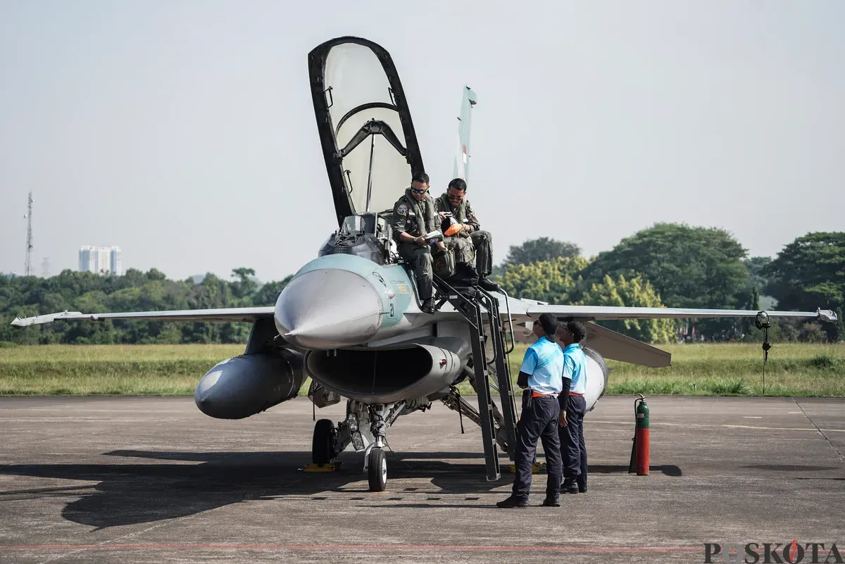 Penerbang TNI AU bersiap untuk terbang pada gladi bersih jelang HUT ke-80 RI di Lanud Halim Perdanakusuma, di Jakarta Timur, Jum'at, 15 Agustus 2025. (Sumber: Poskota/Bilal Nugraha Ginanjar)