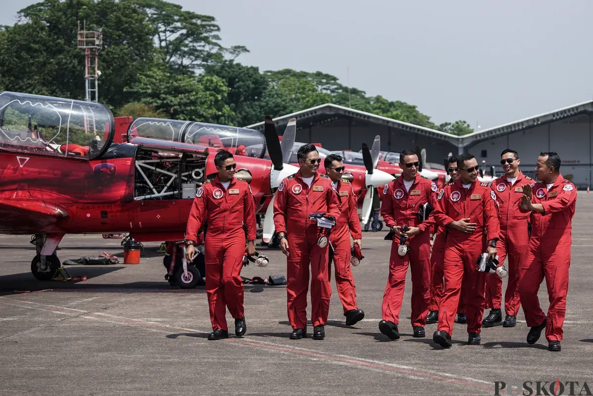 Penerbang TNI AU yang tergabung Jupiter Aerobatic Team (JAT) bersiap untuk terbang pada gladi bersih jelang HUT ke-80 RI di Lanud Halim Perdanakusuma, di Jakarta Timur, Jum'at, 15 Agustus 2025. (Sumber: Poskota/Bilal Nugraha Ginanjar)