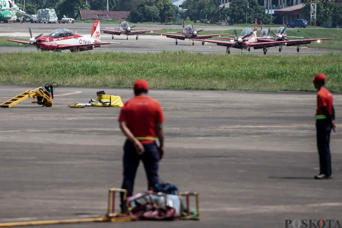 Pesawat KT-1B Woong Bee yang tergabung dalam Jupiter Aerobatic Team (JAT) TNI AU bersiap untuk terbang pada gladi bersih jelang HUT ke-80 RI di Lanud Halim Perdanakusuma, di Jakarta Timur, Jum'at, 15 Agustus 2025. (Sumber: Poskota/Bilal Nugraha Ginanjar)
