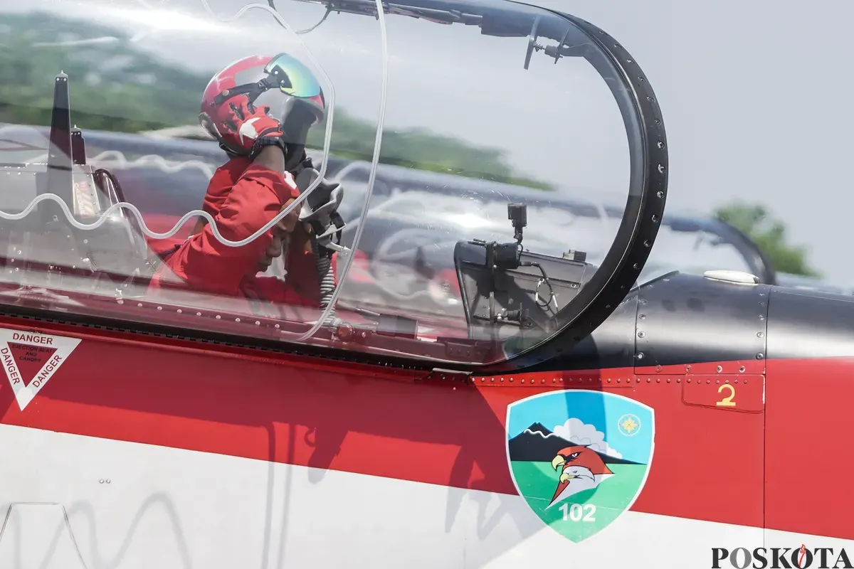 Penerbang TNI AU yang tergabung Jupiter Aerobatic Team (JAT) bersiap untuk terbang pada gladi bersih jelang HUT ke-80 RI di Lanud Halim Perdanakusuma, di Jakarta Timur, Jum'at, 15 Agustus 2025. (Sumber: Poskota/Bilal Nugraha Ginanjar)