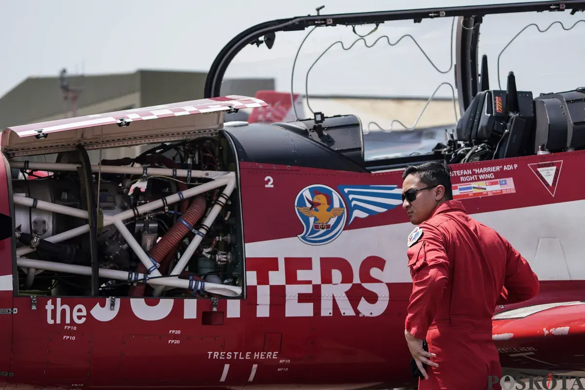Penerbang TNI AU yang tergabung Jupiter Aerobatic Team (JAT) bersiap untuk terbang pada gladi bersih jelang HUT ke-80 RI di Lanud Halim Perdanakusuma, di Jakarta Timur, Jum'at, 15 Agustus 2025. (Sumber: Poskota/Bilal Nugraha Ginanjar)