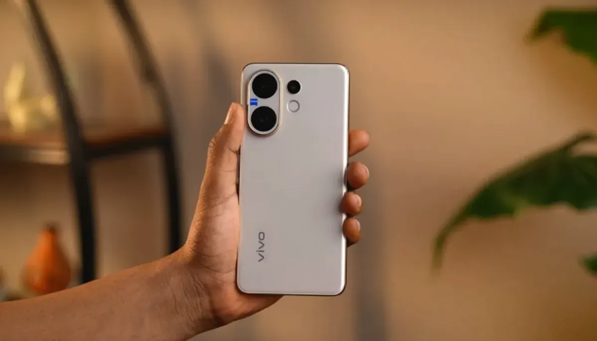 Vivo V60 5G hadir dengan triple kamera 50MP, layar AMOLED 120Hz, dan fast charging 90W. Cek keunggulan smartphone mid-range ini sekarang (Sumber: YouTube/Pan Channel)