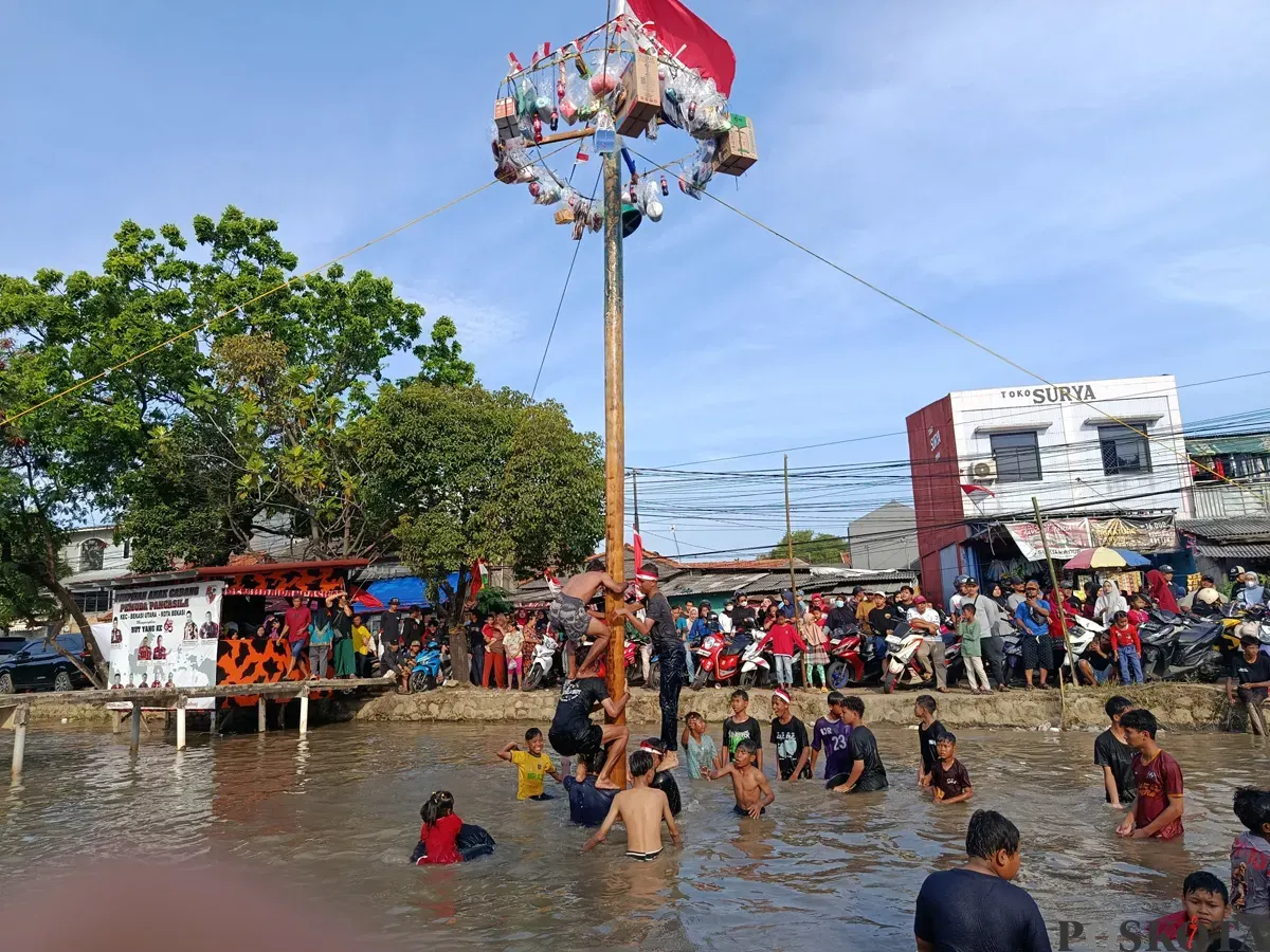 Warga Kampung Asem, Kelurahan Margamulya, Kecamatan Bekasi Timur, Kota Bekasi antusias mengikuti berbagai lomba khas Agustusan dalam rangka perayaan HUT ke-80 RI. (Sumber: POSKOTA | Foto: Nurpini Aulia Rapika)