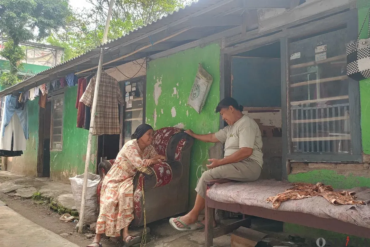 Ici, warga Kampung Cigeger Citeureup, Kabupaten Bogor, terganggu dengan aktivitas pabrik semen pada waktu malam. (Sumber: Poskota/Giffar Rivana)