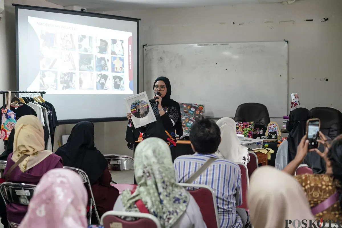 Sejumlah peserta mengikuti pelatihan wirausaha sablon di Tempat Kumpul Kreatif, Johar Baru, Jakarta, Selasa, 19 Agustus 2025. (Sumber: Poskota/Bilal Nugraha Ginanjar)