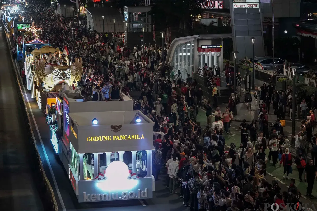 Mobil iring-iringan karnaval melintas di sepanjang Jalan MH Thamrin dan Bundaran HI, Jakarta, Minggu, 17 Agustus 2025. (Sumber: Poskota/Bilal Nugraha Ginanjar)
