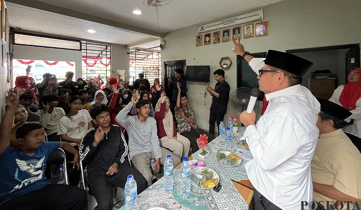 Ilustrasi, anggota Komisi C DPRD Jakarta, Lukmanul Hakim, saat memvokasi Zaki, bocah berusia 12 tahun di Cengkareng, Jakarta Barat, yang putus sekolah, Kamis, 14 Agustus 2025. (Sumber: POSKOTA | Foto: Pandi Ramedhan)