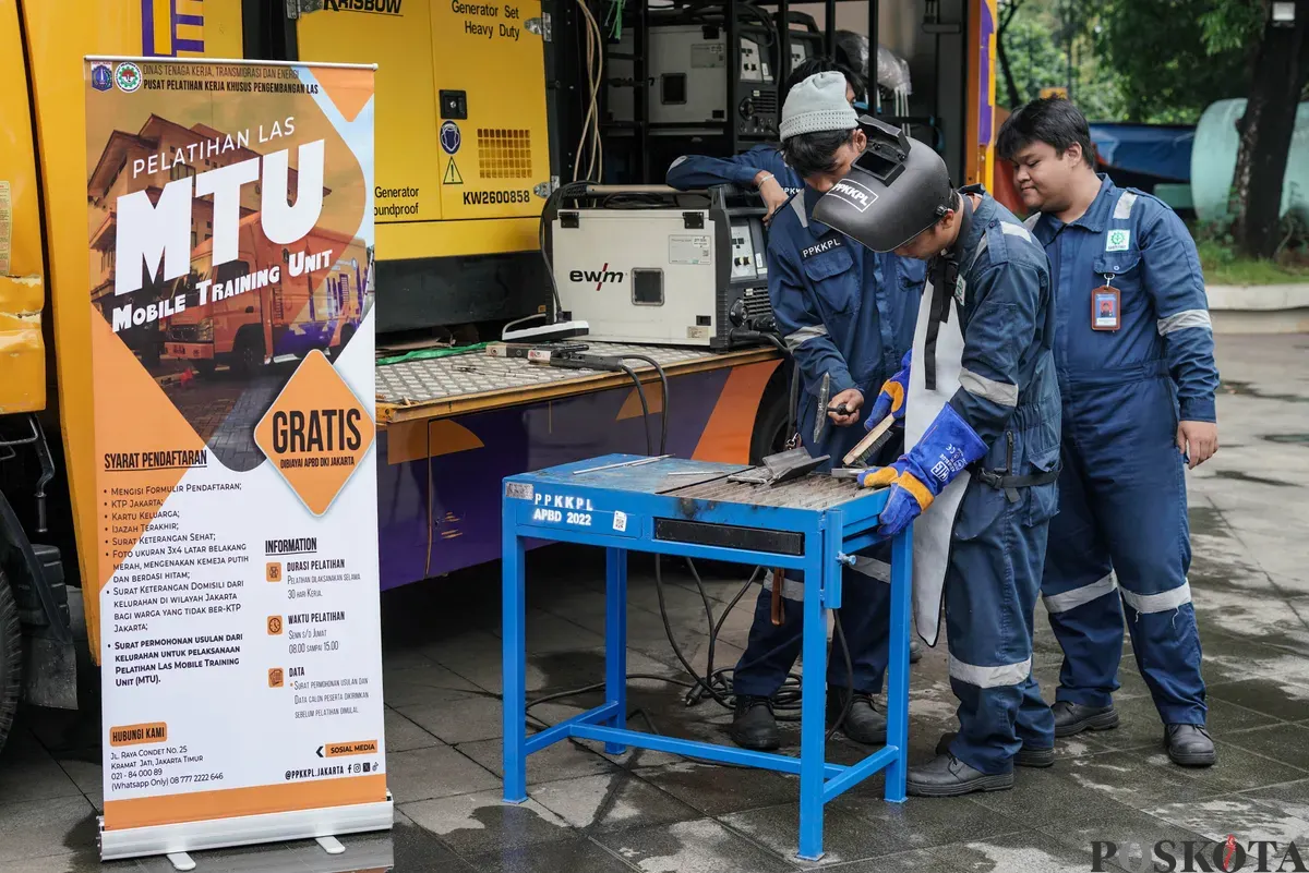 Peserta mengikuti pelatihan Mobile Training Unit (MTU) pada sejumlah keahlian di Jakarta International Velodrome, Rawamangun, Jakarta, Selasa, 19 Agustus 2025. (Sumber: Poskota/Bilal Nugraha Ginanjar)