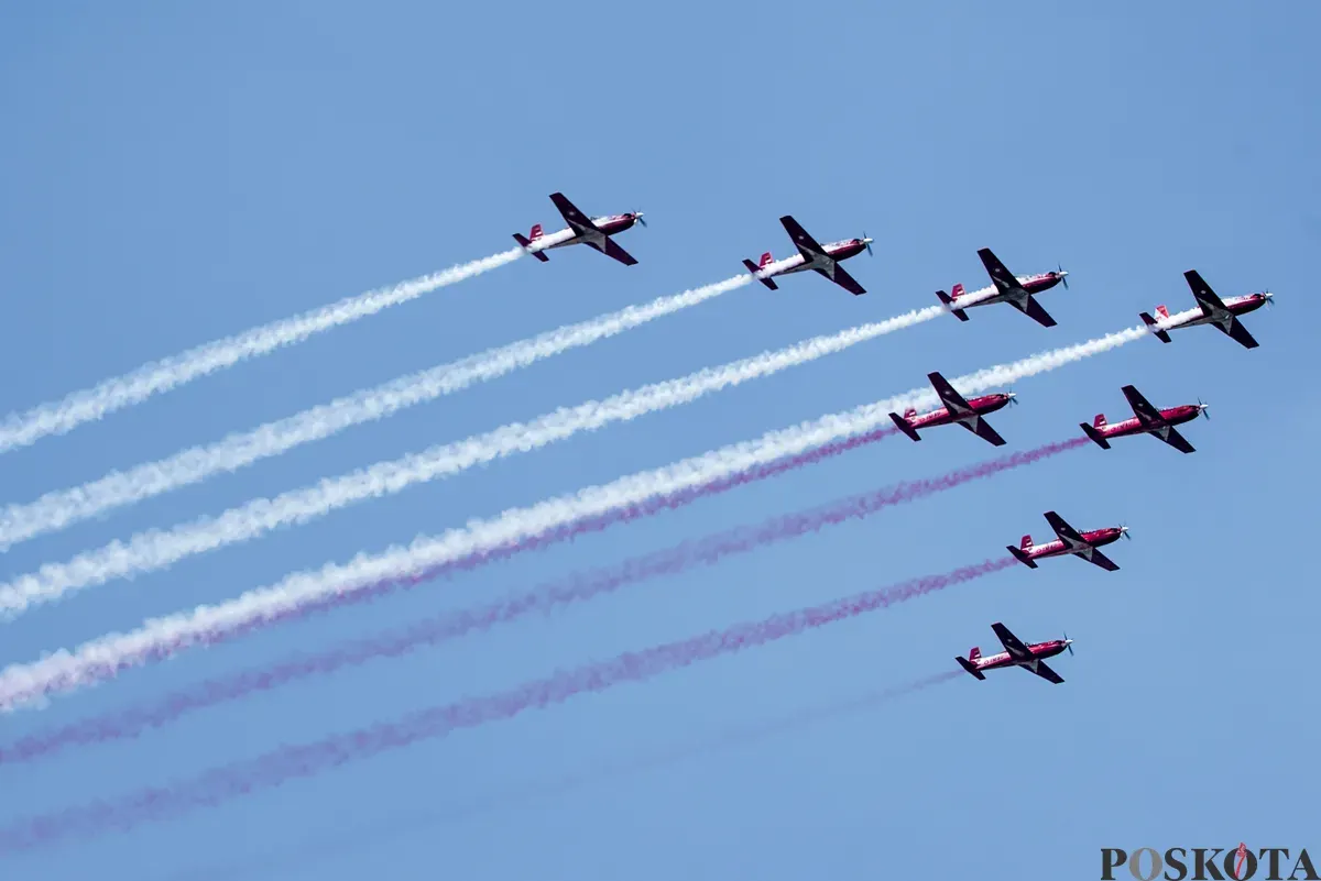 Pesawat tempur F-16 melakukan manuver membentuk angka 80 saat perayaan HUT ke-80 Republik Indonesia di Monas, Jakarta, Minggu, 17 Agustus 2025. (Sumber: Poskota/Bilal Nugraha Ginanjar)