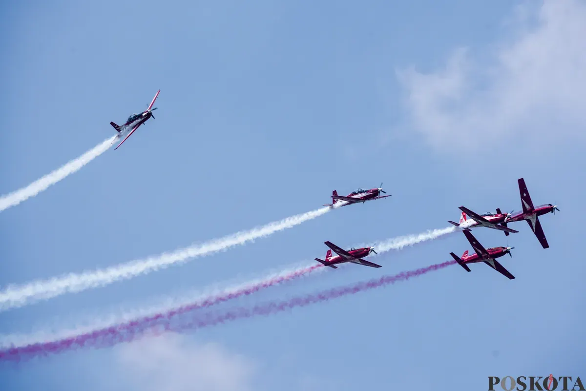 Pesawat tempur F-16 melakukan manuver membentuk angka 80 saat perayaan HUT ke-80 Republik Indonesia di Monas, Jakarta, Minggu, 17 Agustus 2025. (Sumber: Poskota/Bilal Nugraha Ginanjar)