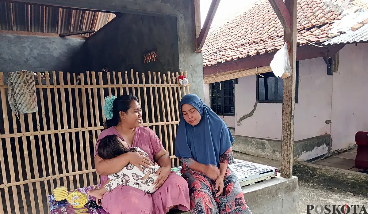 Aktivitas warga Kampung Papareyan Poncol, Desa Pasirtunjung, yang saat ini dibuat gelisah atas peristiwa teror ketok pintu pada dini hari. (Sumber: POSKOTA | Foto: Nurpini Aulia Rapika)