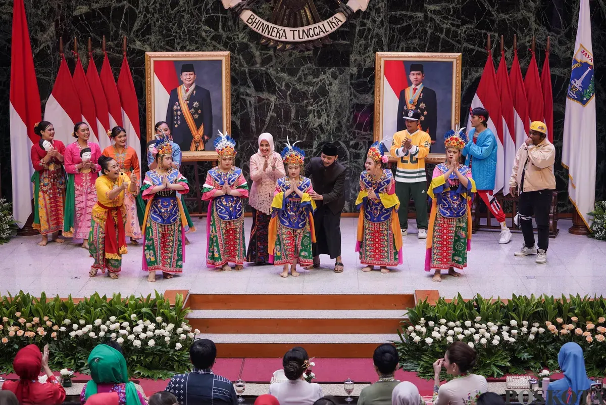 Sejumlah seniman menampilkan lenong saat pagelaran Lestari Warisan Betawi di Balai Kota DKI Jakarta, Kamis, 21 Agustus 2025. (Sumber: Poskota/Bilal Nugraha Ginanjar)
