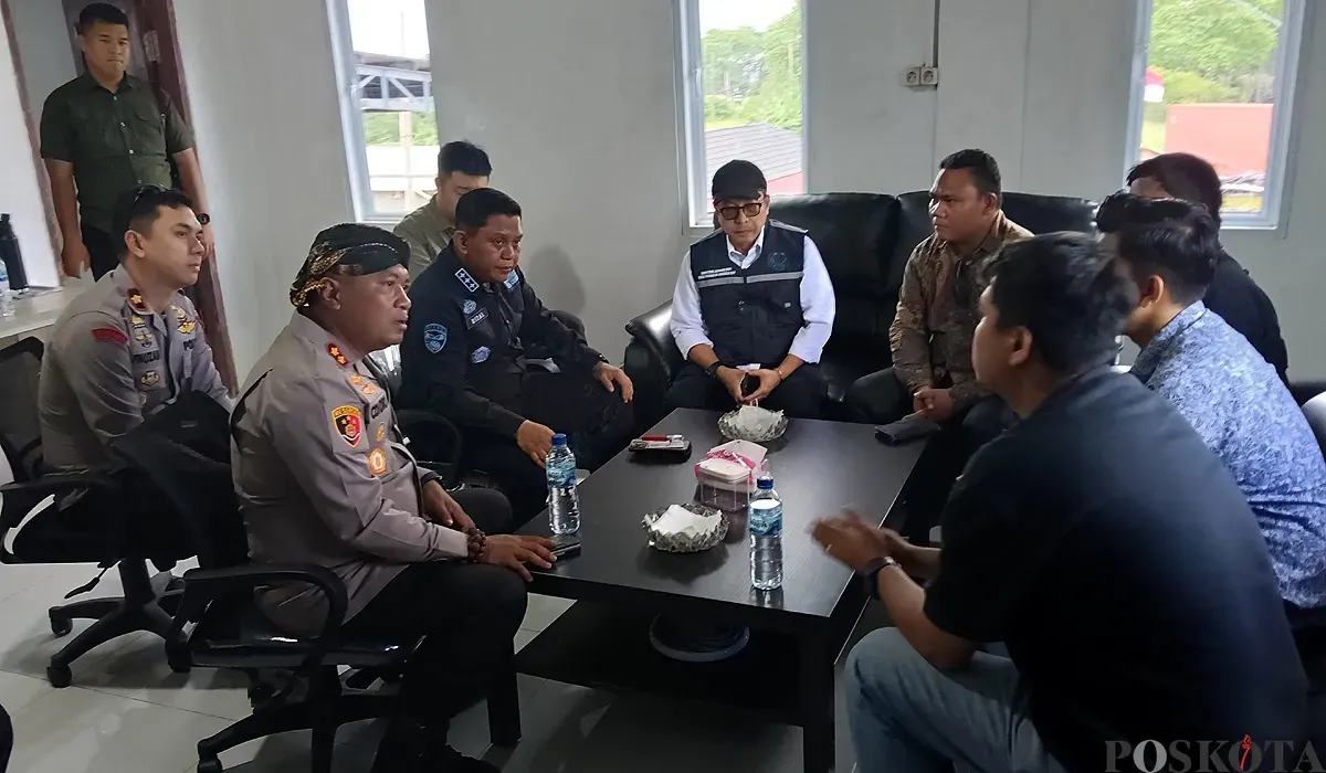 Deputy Gakkum KLHK Irjen Rizal Irawan bersama Kapolres Serang AKBP Condro Sasongko saat meminta keterangan manajemen PT GRS. (Sumber: POSKOTA | Foto: Rahmat Haryono)